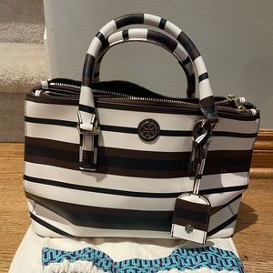 Tory Burch purse with bag in really good condition